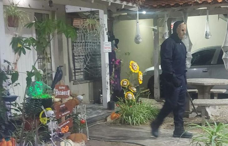 Cristian se disfraza de Jason y recibe a todos los vecinos en la puerta de su casa.
