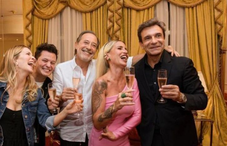 El elenco, en pleno festejo.