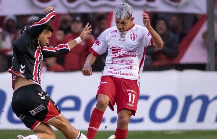 Diogo Guzmán traba ante un rival.