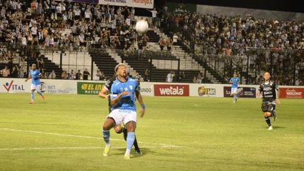 López espera controlar la pelota.