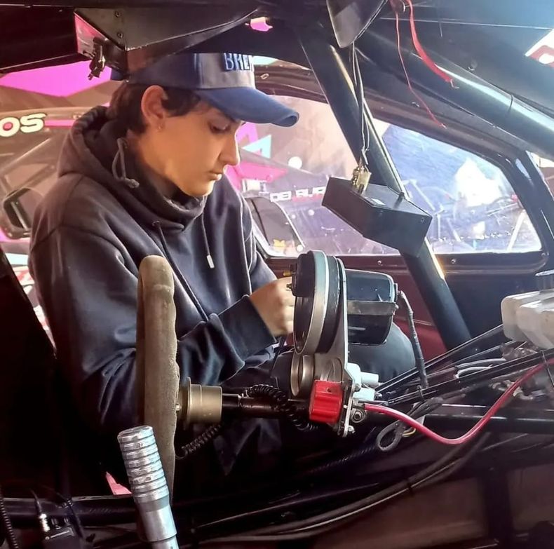 Jana, oriunda de Lomas de Zamora, trabajó como mecánica en el Turismo Carretera. Fue la primera mujer en desempeñar ese rol.