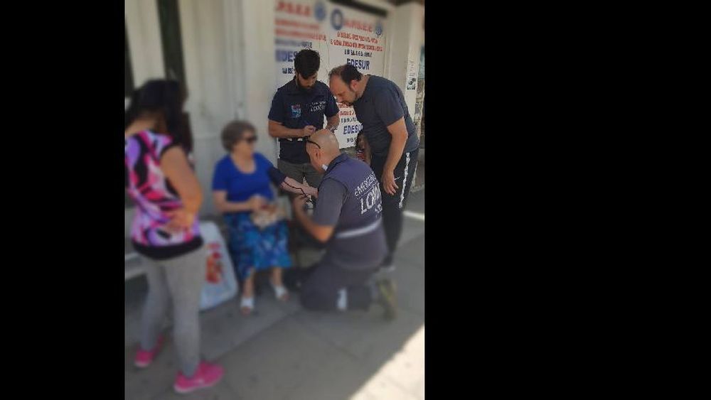 El equipo de Emergencias Lomas asiste a los vecinos que lo requieran.
