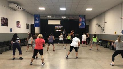 Clases de zumba en el Club Cultural de Lomas Oeste.