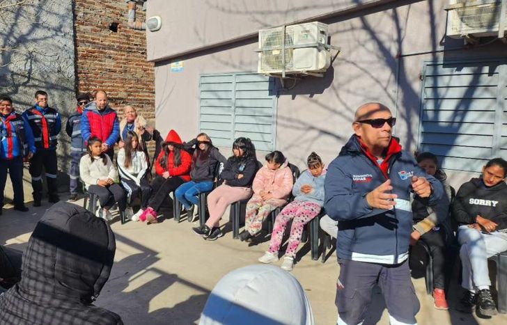 Inspirada en los grupos scouts, la brigada está destinado a chicas y chicos de 10 a 17.