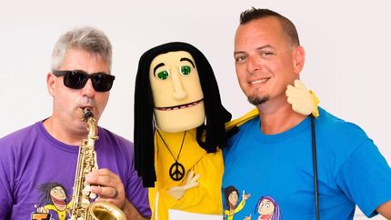 Llegan a la calle Corrientes.