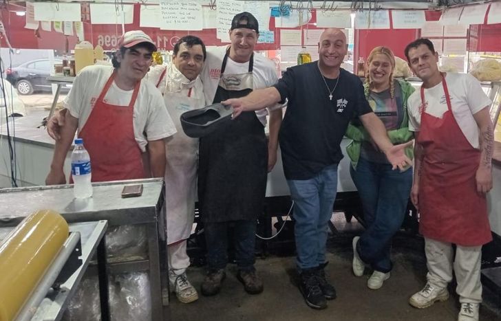 David junto a distintos empleados de la carnicería. Su labor es fundamental para los vecinos del barrio.