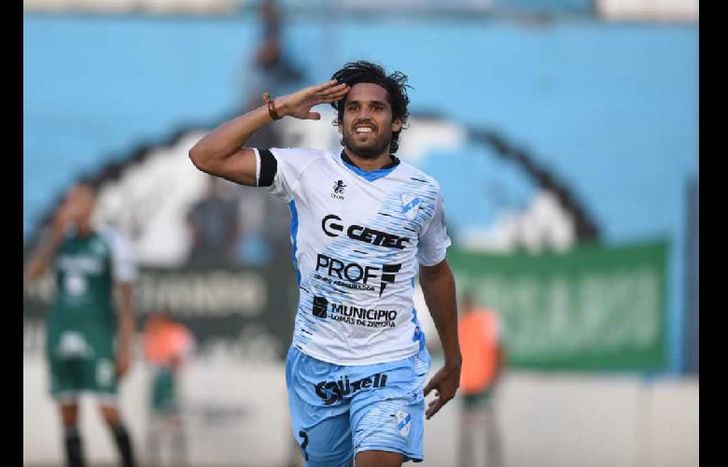 Magnín festeja su segundo gol y Temperley disfruta