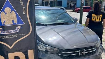 El auto de la pareja de delincuentes.