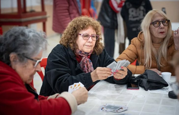 Huerta, tejido y salud: nuevas actividades para los jubilados de Lomas.