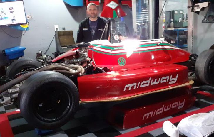 Caputo en el taller. Ahí trabaja con exalumnos del Industrial.