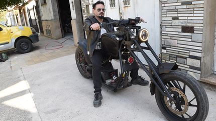 Gabriel Roma y su motocicleta eléctrica.