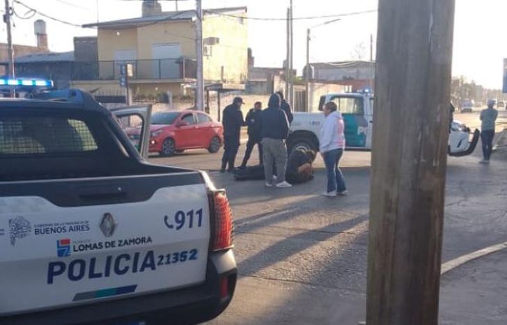 La mujer policía manejaba una moto y chocó con un auto.