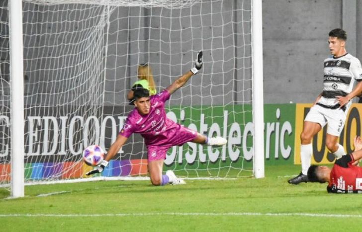 Tiago Libares fue la gran figura de Claypole ante Newells por Copa Argentina.