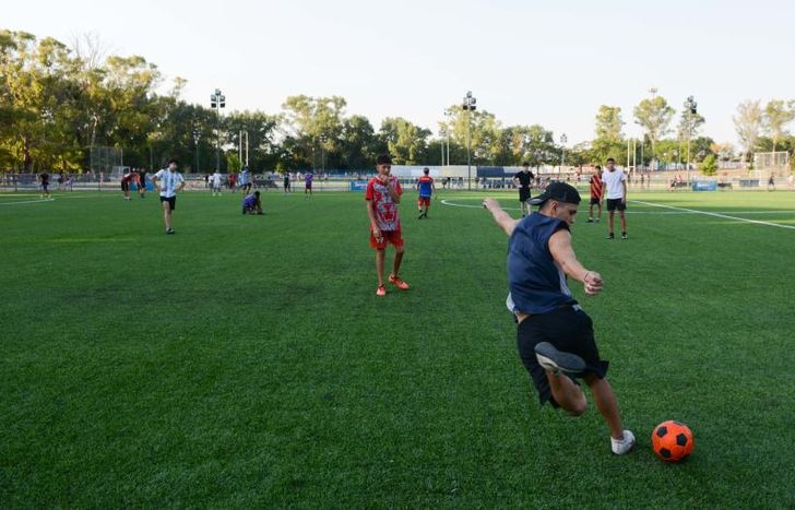El parque tiene una cancha profesional de césped sintético.