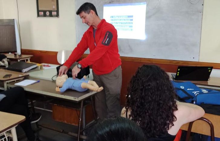 Brindan un taller de RCP pediátrico para padres de niños internados.