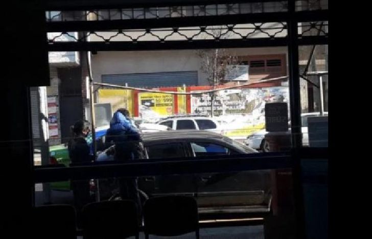 Un hombre estacionó su vehículo sobre una línea amarilla y dejó a ambos menores dentro del coche más de 40 minutos.