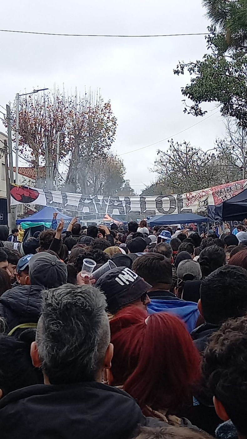 Una marea de gente y la bandera de Llavallol.