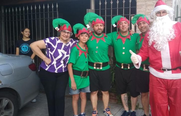 Recorrieron todo el barrio para entregar bolsas con golosinas.