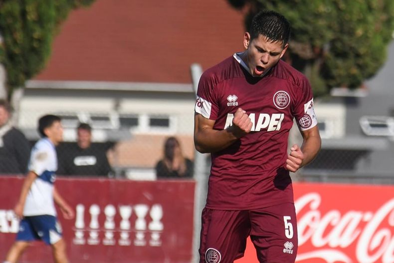 Santino Mambr&iacute;n, volante de Lan&uacute;s.