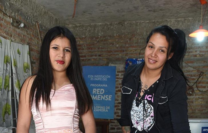 A base de esfuerzo, Romina les sigue cumpliendo los sueños a las quinceañeras.