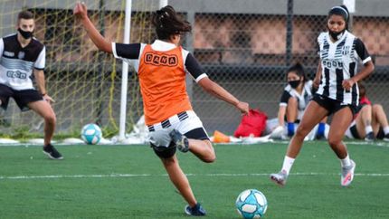 El Povenir lidera su zona y enfrenta a Defensores de Belgrano. El Povenir lidera su zona y enfrenta a Defensores de Belgrano.