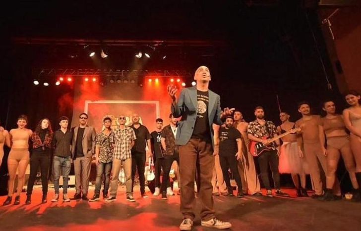 Con banda en vivo y 15 artistas en escena.