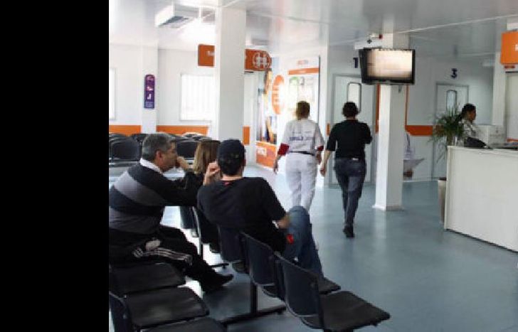 Quisieron asaltar a un policía de la federal que se defendió a balazos.