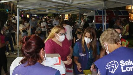 En Italia y Colombres, los vecinos se acercaron desde las 20.