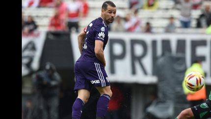 Rodrigo Mora, la figura de River y del partido, palpita el primer gol ante los sanjuaninos.