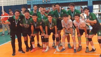 Los Mudos posan con la medalla.