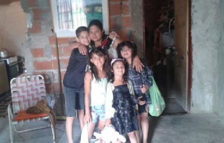 los chicos junto a su mamá que falleció hace pocos días.