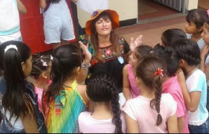 es integrante del grupo oral 9 Mujeres.