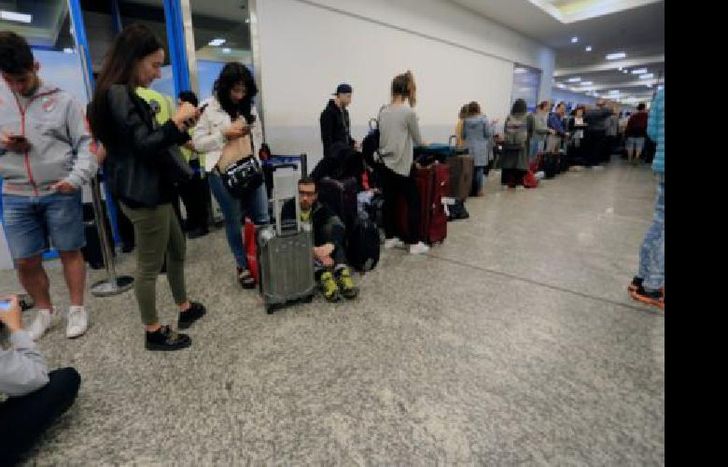 La empresa anunció la suspensión de más de 300 empleados.