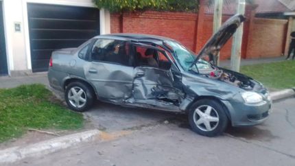 El auto se llevó la peor parte del choque. El auto se llevó la peor parte del choque.