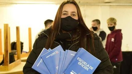 También dicta cursos virtuales.