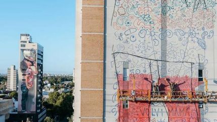 El nuevo mural, en proceso. De fondo, la obra de arte de Martín.