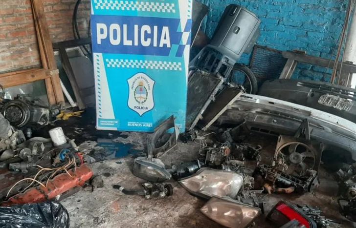 En el lugar encontraron varias autopartes que iban a ser vendidas en el mercado ilegal.