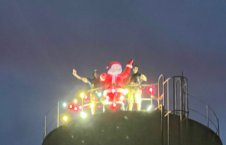 Papá Noel está en lo más alto del Barrio Odisa, gracias a la unión de los vecinos.&nbsp;