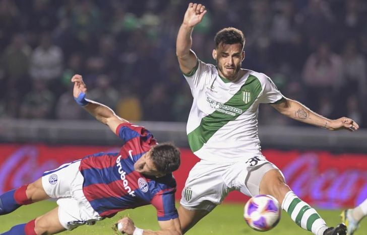 Mago volvió a ser titular con Falcioni.