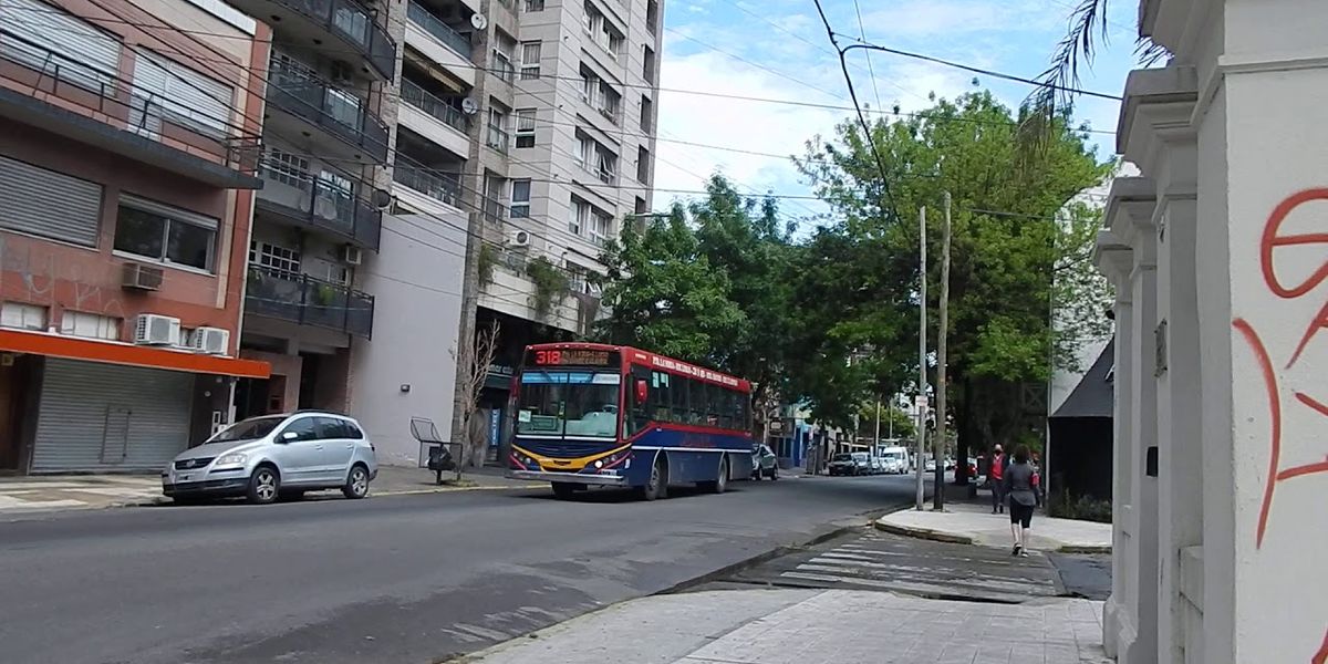 Calle obligada para quienes van y vienen entre Lomas y Temperley.