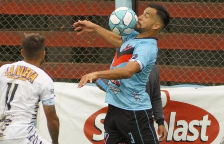 Sanabria domina el balón de pecho frente a Iacobellis.