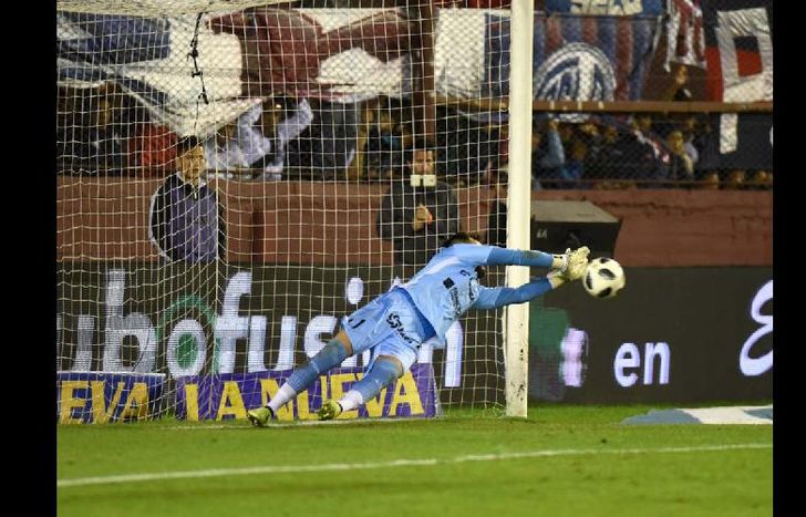 Castro, con dos atajadas en los penales, se vistió de héroe en Lanús.