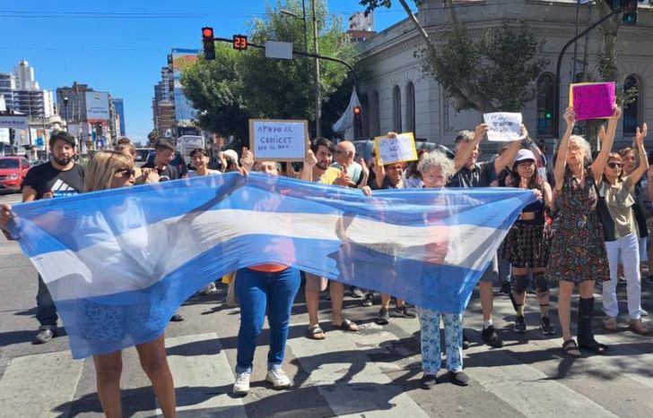 Se autoconvocaron frente a la Plaza Grigera.