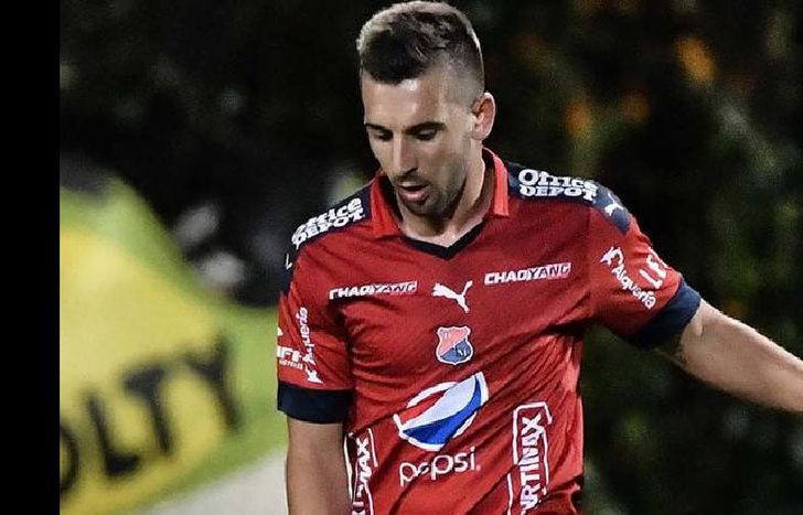 Santiago Echeverría es el apuntado por el técnico para la defensa  si logra destrabar su situación personal.