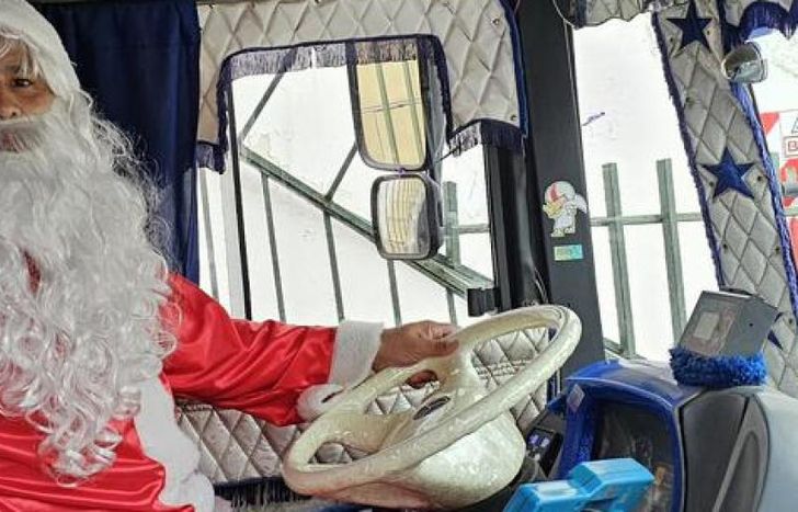 Papá Noel sorprendió a los pasajeros y los llevó a su destino.