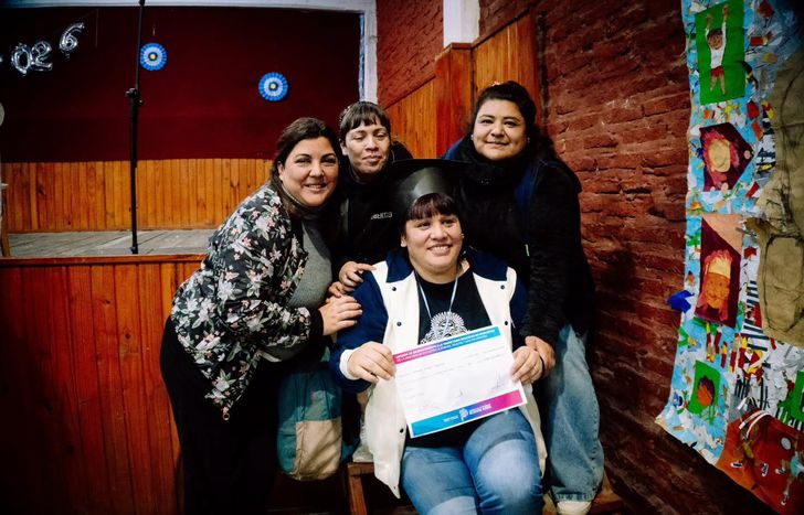 La diputada Natalia Zaracho terminó la secundaria por el Plan Fines junto a vecinos de Lomas.