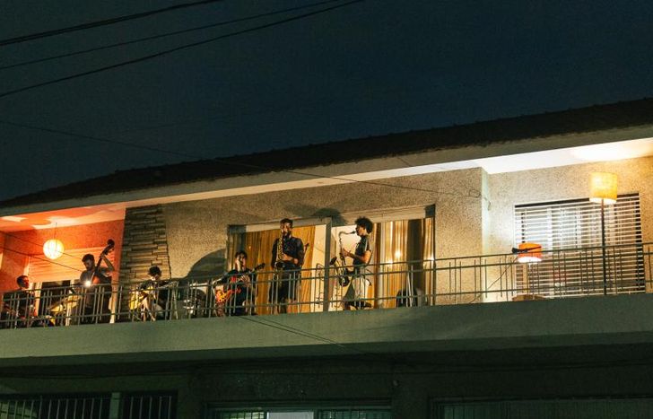 Un balcón, buenos músicos y la compañía de la luna para disfrutar gratis.