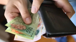Crisis económica: 7 de cada 10 argentinos perciben que los salarios no alcanzan. Crisis económica: 7 de cada 10 argentinos perciben que los salarios no alcanzan.