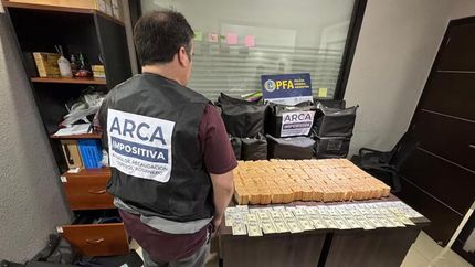 Encontraron dinero, armas y más de 200 empleados en negro.