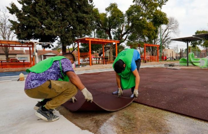 Trabajos en la Plaza 17 de Agosto, de Centenario.